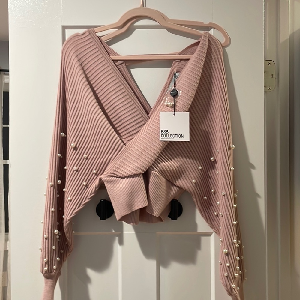 Top with pearls on the sleeves